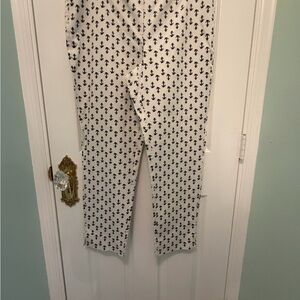 Chic look! White Tapered Ankle Pants with Anchor Pattern. Stretches!